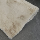 KNUFFEL fluffy vloerkleed beige - close-up zachte hoogpolige structuur